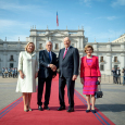 Kongeparet blir ønsket velkommen av President Sebastián Piñera og Chiles førstedame, Cecilia Morel Montes. Foto: Heiko Junge, NTB scanpix